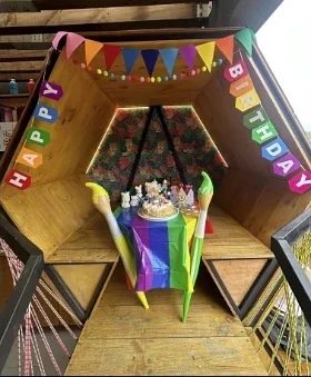 Rincón decorado para un cumpleaños con banderines de colores