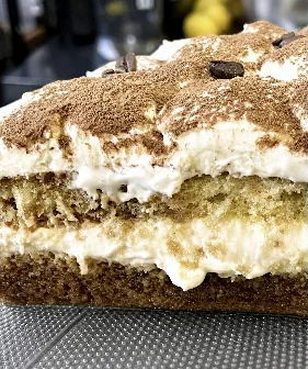 Trozo de tiramisú con cacao