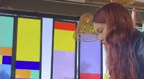 Ventanales con vidrios rojos, amarillos, verdes, azules y morados