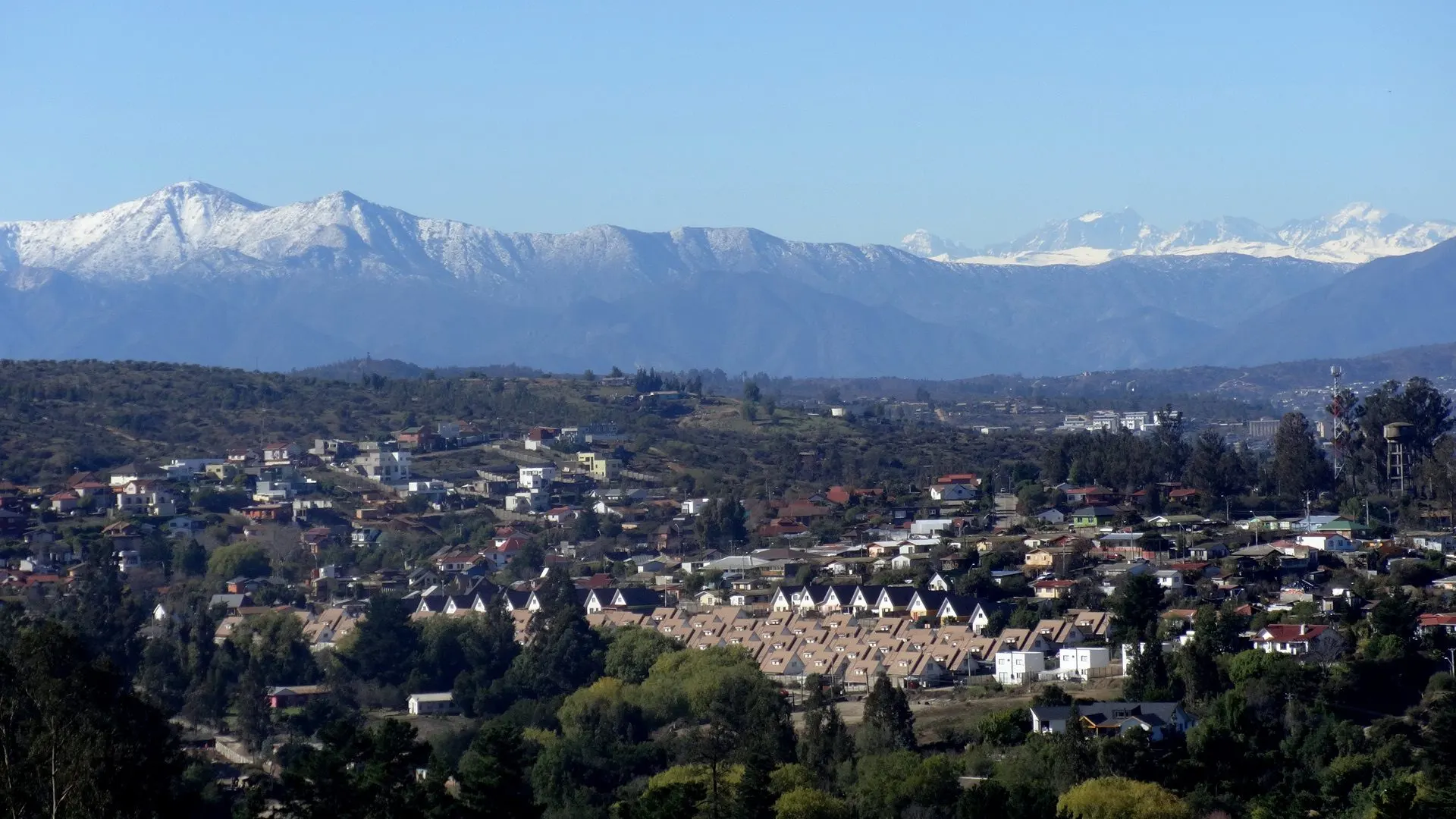Quilpué desde un cerro, con la cordillera nevada al fondo
